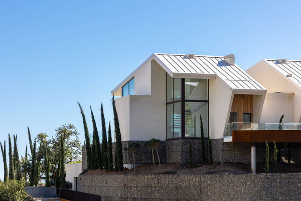Unique villa in a development with 5-star hotel services and security in El Higuerón, Fuengirola