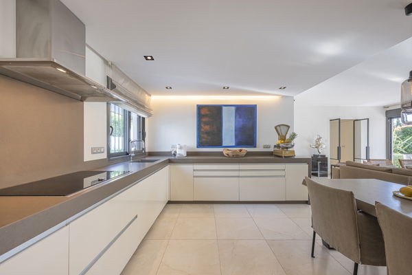 Elegant beachside villa in Marbesa: private and tranquil living just steps away from the beach