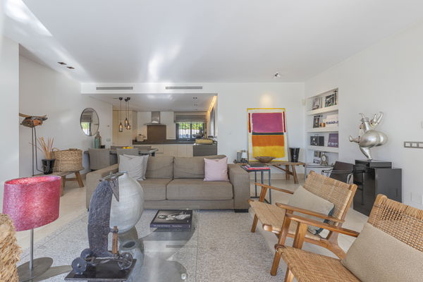 Elegant beachside villa in Marbesa: private and tranquil living just steps away from the beach