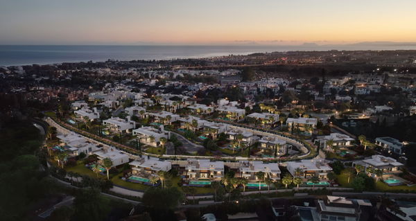 Exquisite villa project with amazing panoramic views in a closed urbanization, Nueva Andalucia