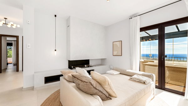 Exclusive villa with unparalleled views in El Rosario, Marbella East