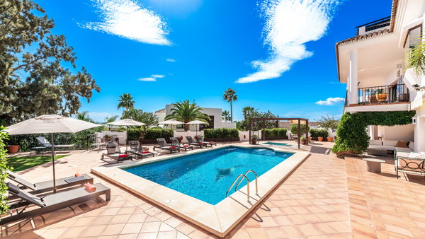 Exclusive villa with unparalleled views in El Rosario, Marbella East