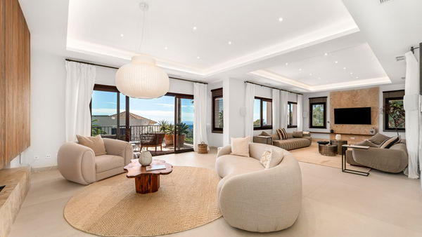 Exclusive villa with unparalleled views in El Rosario, Marbella East