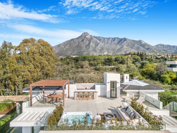 Stunning large contemporary style villa on Marbella's Golden Mile