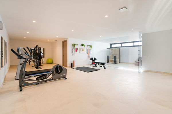 Extraordinary villa combining luxury, breathtaking panoramic views and modern contemporary design in Alquería, Benahavis