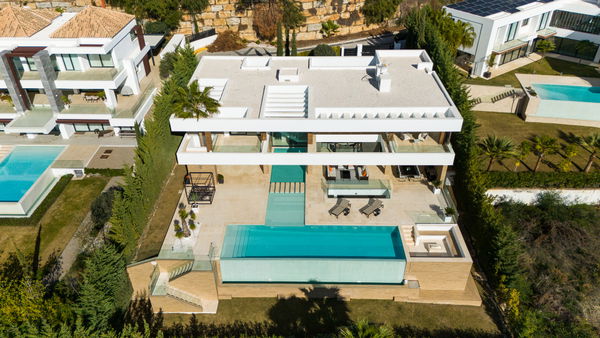 Extraordinary villa combining luxury, breathtaking panoramic views and modern contemporary design in Alquería, Benahavis