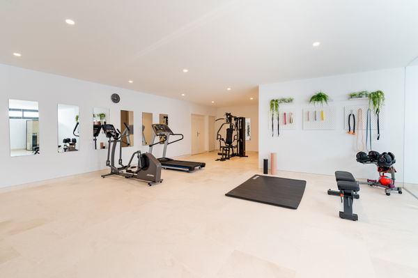 Extraordinary villa combining luxury, breathtaking panoramic views and modern contemporary design in Alquería, Benahavis