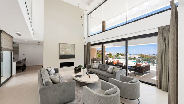 Extraordinary villa combining luxury, breathtaking panoramic views and modern contemporary design in Alquería, Benahavis
