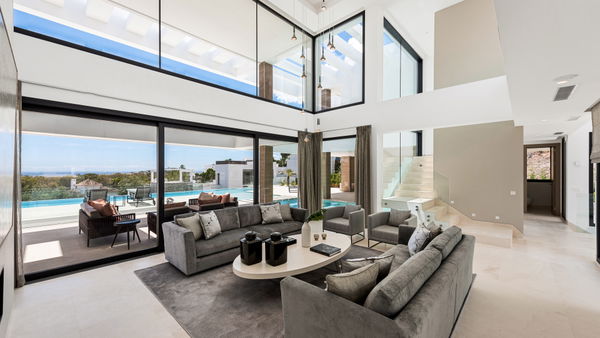 Extraordinary villa combining luxury, breathtaking panoramic views and modern contemporary design in Alquería, Benahavis