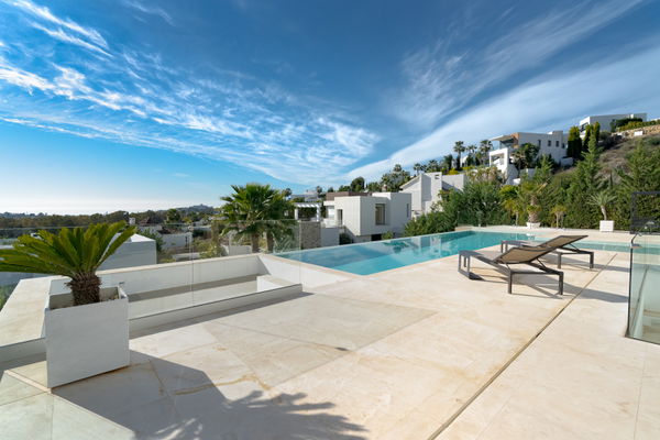 Extraordinary villa combining luxury, breathtaking panoramic views and modern contemporary design in Alquería, Benahavis