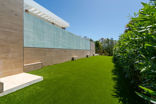 Extraordinary villa combining luxury, breathtaking panoramic views and modern contemporary design in Alquería, Benahavis