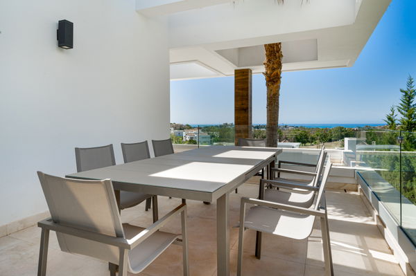 Extraordinary villa combining luxury, breathtaking panoramic views and modern contemporary design in Alquería, Benahavis