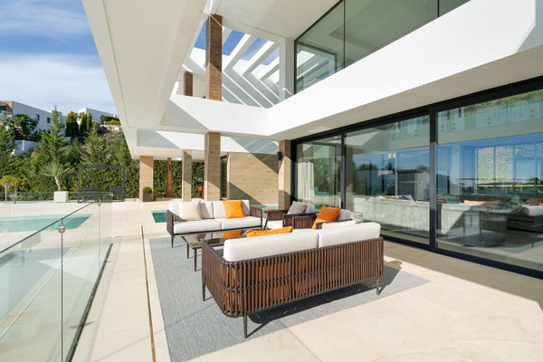 Extraordinary villa combining luxury, breathtaking panoramic views and modern contemporary design in Alquería, Benahavis