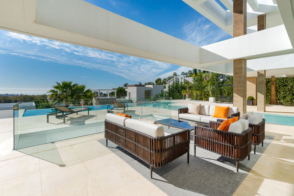 Extraordinary villa combining luxury, breathtaking panoramic views and modern contemporary design in Alquería, Benahavis
