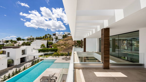 Extraordinary villa combining luxury, breathtaking panoramic views and modern contemporary design in Alquería, Benahavis