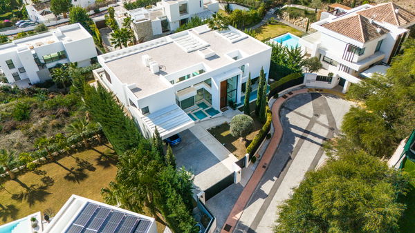 Extraordinary villa combining luxury, breathtaking panoramic views and modern contemporary design in Alquería, Benahavis