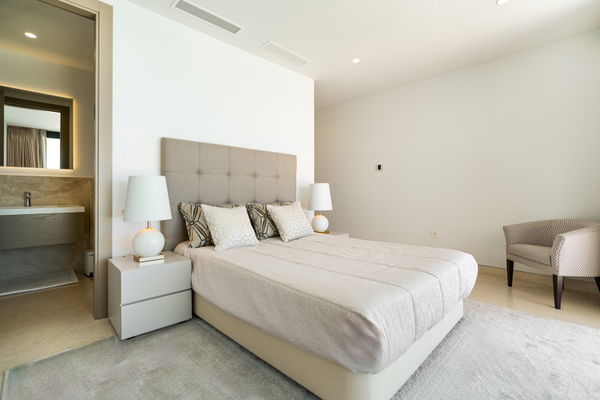 Extraordinary villa combining luxury, breathtaking panoramic views and modern contemporary design in Alquería, Benahavis