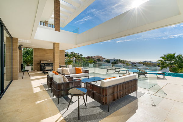 Extraordinary villa combining luxury, breathtaking panoramic views and modern contemporary design in Alquería, Benahavis