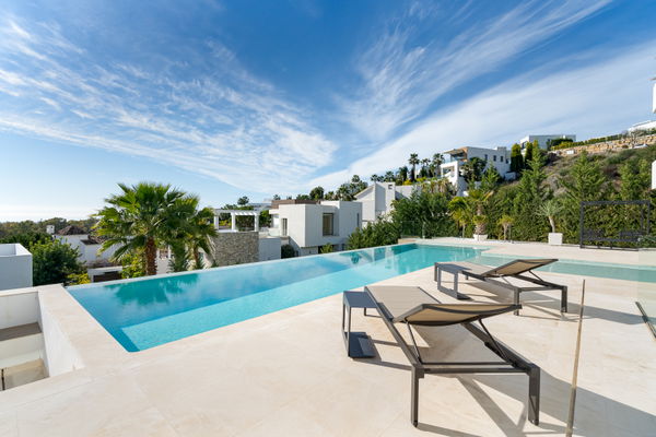 Extraordinary villa combining luxury, breathtaking panoramic views and modern contemporary design in Alquería, Benahavis