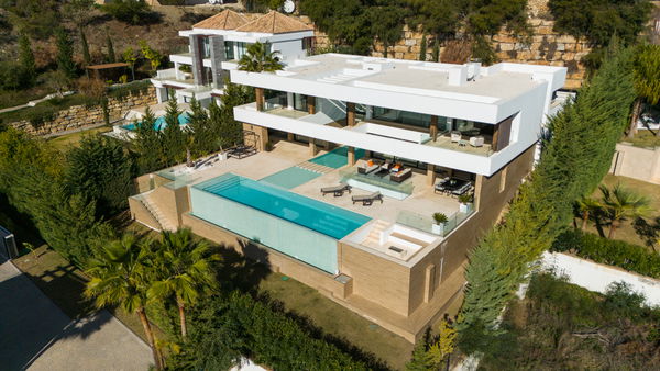 Extraordinary villa combining luxury, breathtaking panoramic views and modern contemporary design in Alquería, Benahavis