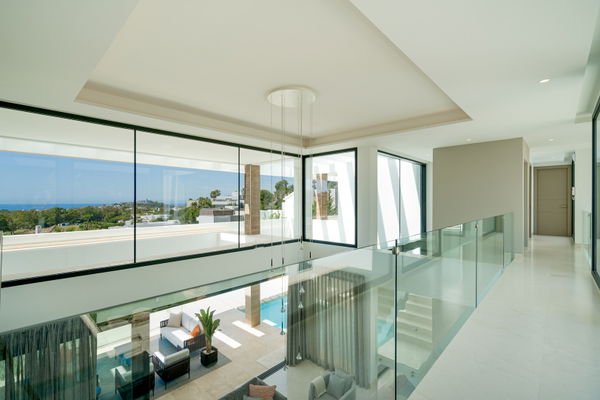 Extraordinary villa combining luxury, breathtaking panoramic views and modern contemporary design in Alquería, Benahavis