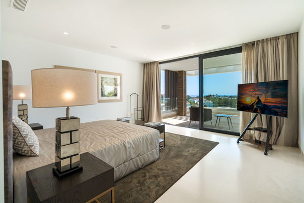 Extraordinary villa combining luxury, breathtaking panoramic views and modern contemporary design in Alquería, Benahavis