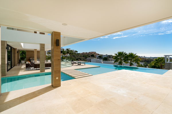 Extraordinary villa combining luxury, breathtaking panoramic views and modern contemporary design in Alquería, Benahavis