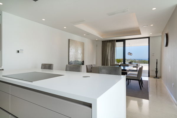 Extraordinary villa combining luxury, breathtaking panoramic views and modern contemporary design in Alquería, Benahavis