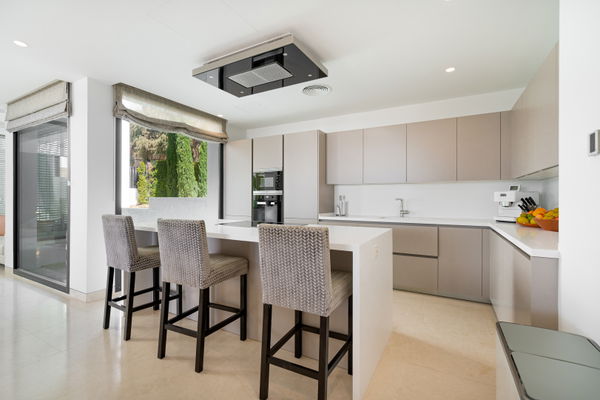Extraordinary villa combining luxury, breathtaking panoramic views and modern contemporary design in Alquería, Benahavis