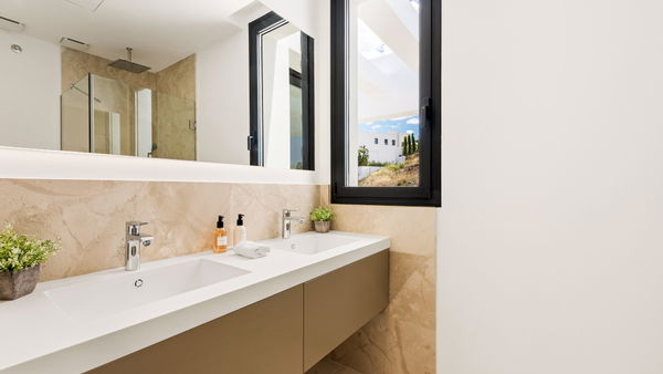Extraordinary villa combining luxury, breathtaking panoramic views and modern contemporary design in Alquería, Benahavis