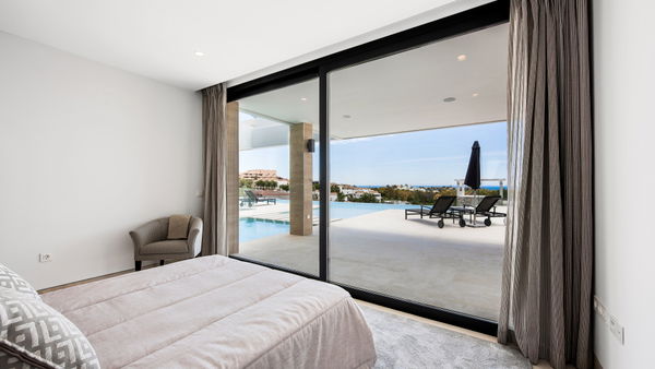 Extraordinary villa combining luxury, breathtaking panoramic views and modern contemporary design in Alquería, Benahavis