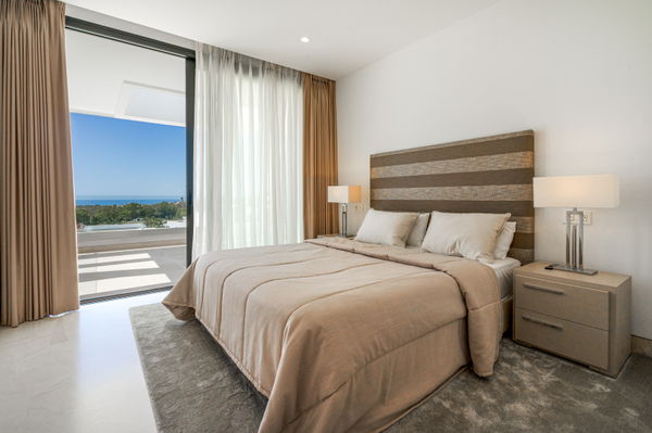 Extraordinary villa combining luxury, breathtaking panoramic views and modern contemporary design in Alquería, Benahavis