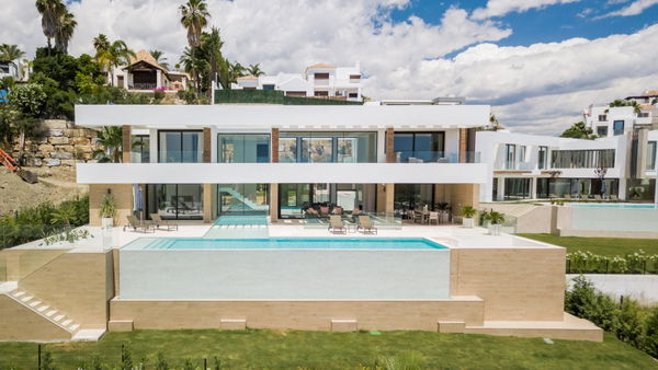 Extraordinary villa combining luxury, breathtaking panoramic views and modern contemporary design in Alquería, Benahavis