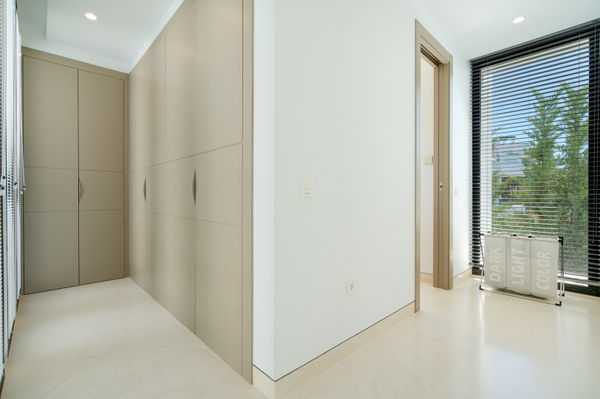 Extraordinary villa combining luxury, breathtaking panoramic views and modern contemporary design in Alquería, Benahavis