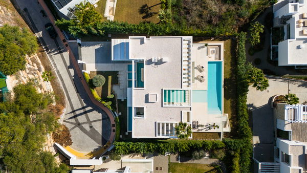 Extraordinary villa combining luxury, breathtaking panoramic views and modern contemporary design in Alquería, Benahavis