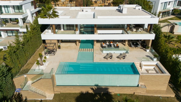 Extraordinary villa combining luxury, breathtaking panoramic views and modern contemporary design in Alquería, Benahavis