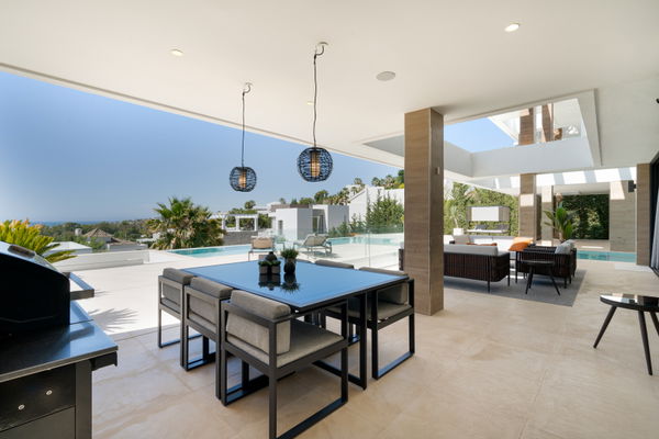 Extraordinary villa combining luxury, breathtaking panoramic views and modern contemporary design in Alquería, Benahavis