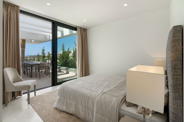 Extraordinary villa combining luxury, breathtaking panoramic views and modern contemporary design in Alquería, Benahavis
