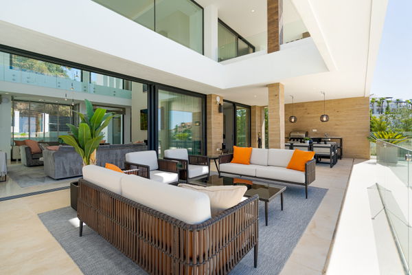 Extraordinary villa combining luxury, breathtaking panoramic views and modern contemporary design in Alquería, Benahavis