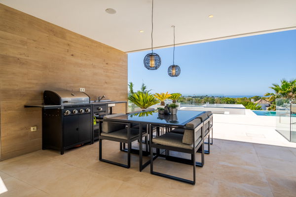 Extraordinary villa combining luxury, breathtaking panoramic views and modern contemporary design in Alquería, Benahavis