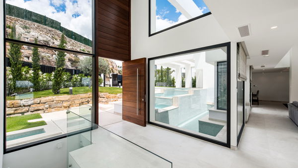 Extraordinary villa combining luxury, breathtaking panoramic views and modern contemporary design in Alquería, Benahavis