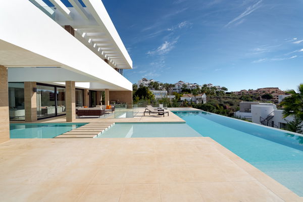 Extraordinary villa combining luxury, breathtaking panoramic views and modern contemporary design in Alquería, Benahavis