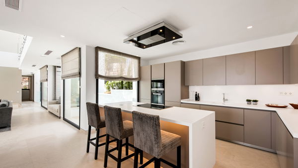 Extraordinary villa combining luxury, breathtaking panoramic views and modern contemporary design in Alquería, Benahavis