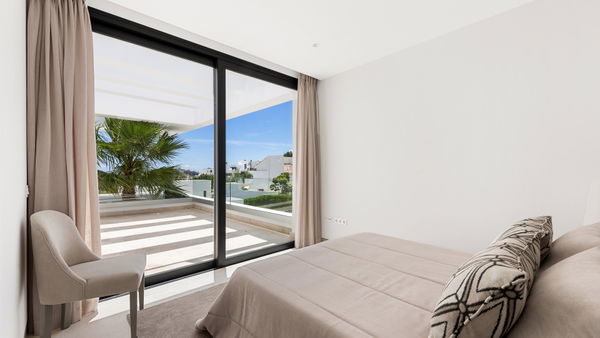 Extraordinary villa combining luxury, breathtaking panoramic views and modern contemporary design in Alquería, Benahavis