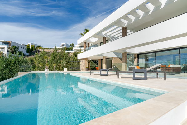 Extraordinary villa combining luxury, breathtaking panoramic views and modern contemporary design in Alquería, Benahavis