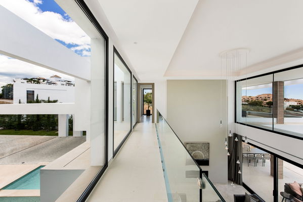 Extraordinary villa combining luxury, breathtaking panoramic views and modern contemporary design in Alquería, Benahavis