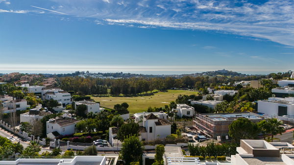 Extraordinary villa combining luxury, breathtaking panoramic views and modern contemporary design in Alquería, Benahavis