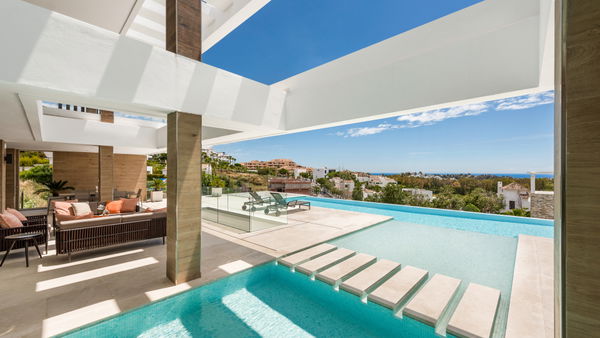 Extraordinary villa combining luxury, breathtaking panoramic views and modern contemporary design in Alquería, Benahavis