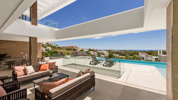 Extraordinary villa combining luxury, breathtaking panoramic views and modern contemporary design in Alquería, Benahavis