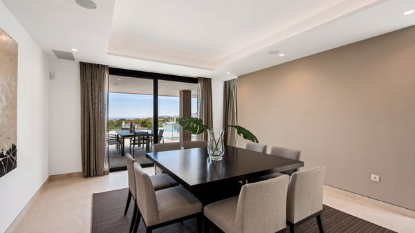 Extraordinary villa combining luxury, breathtaking panoramic views and modern contemporary design in Alquería, Benahavis